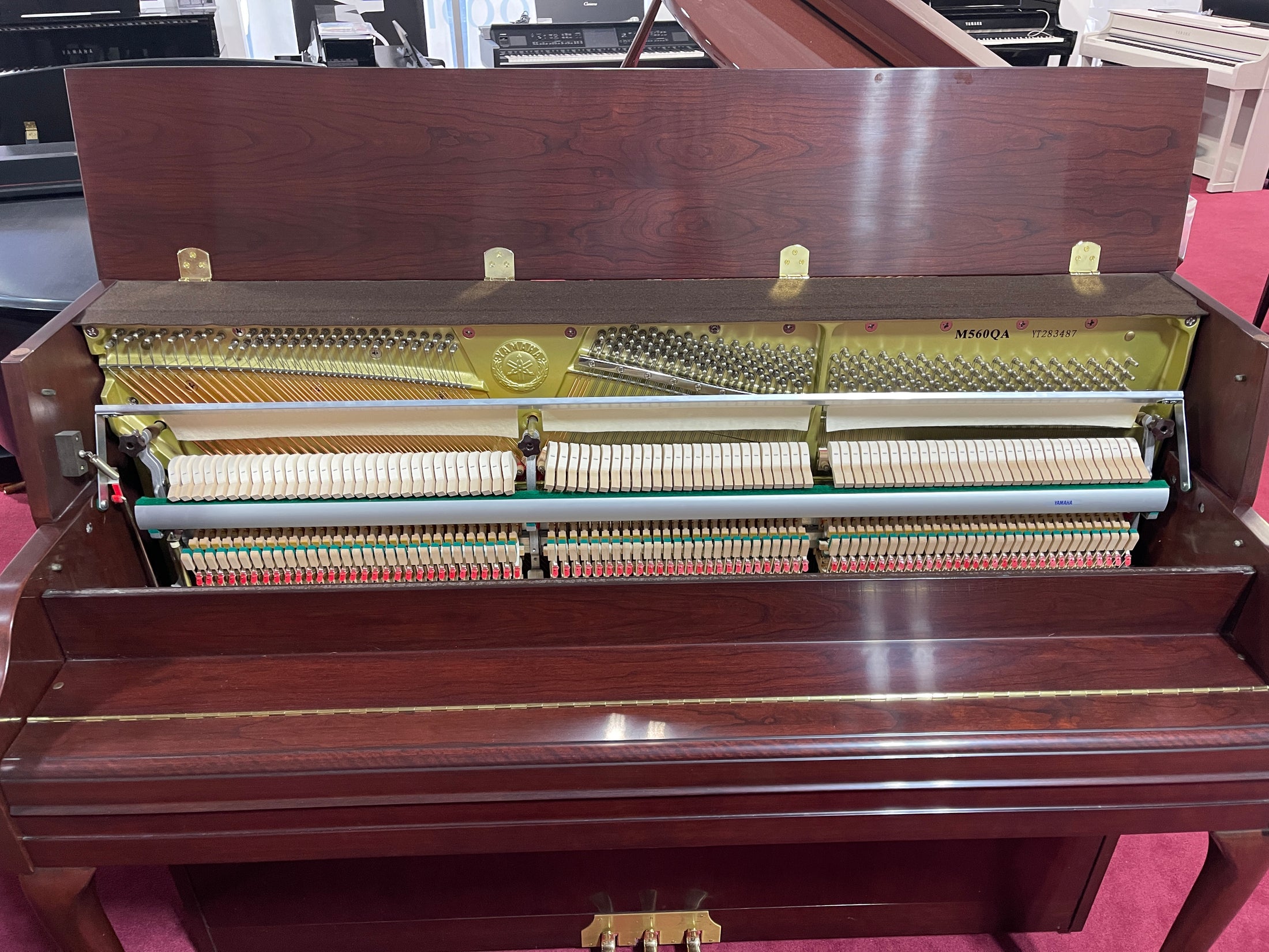 Yamaha professional console in cherry - M560 QA